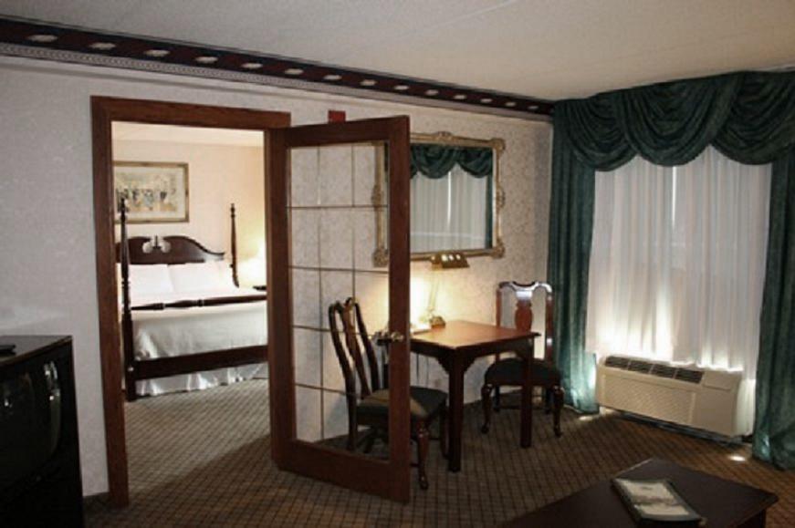 The Plaza Hotel & Suites Уинона Номер фото