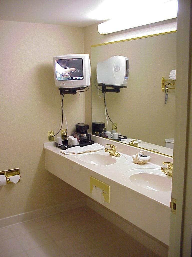 The Plaza Hotel & Suites Уинона Номер фото